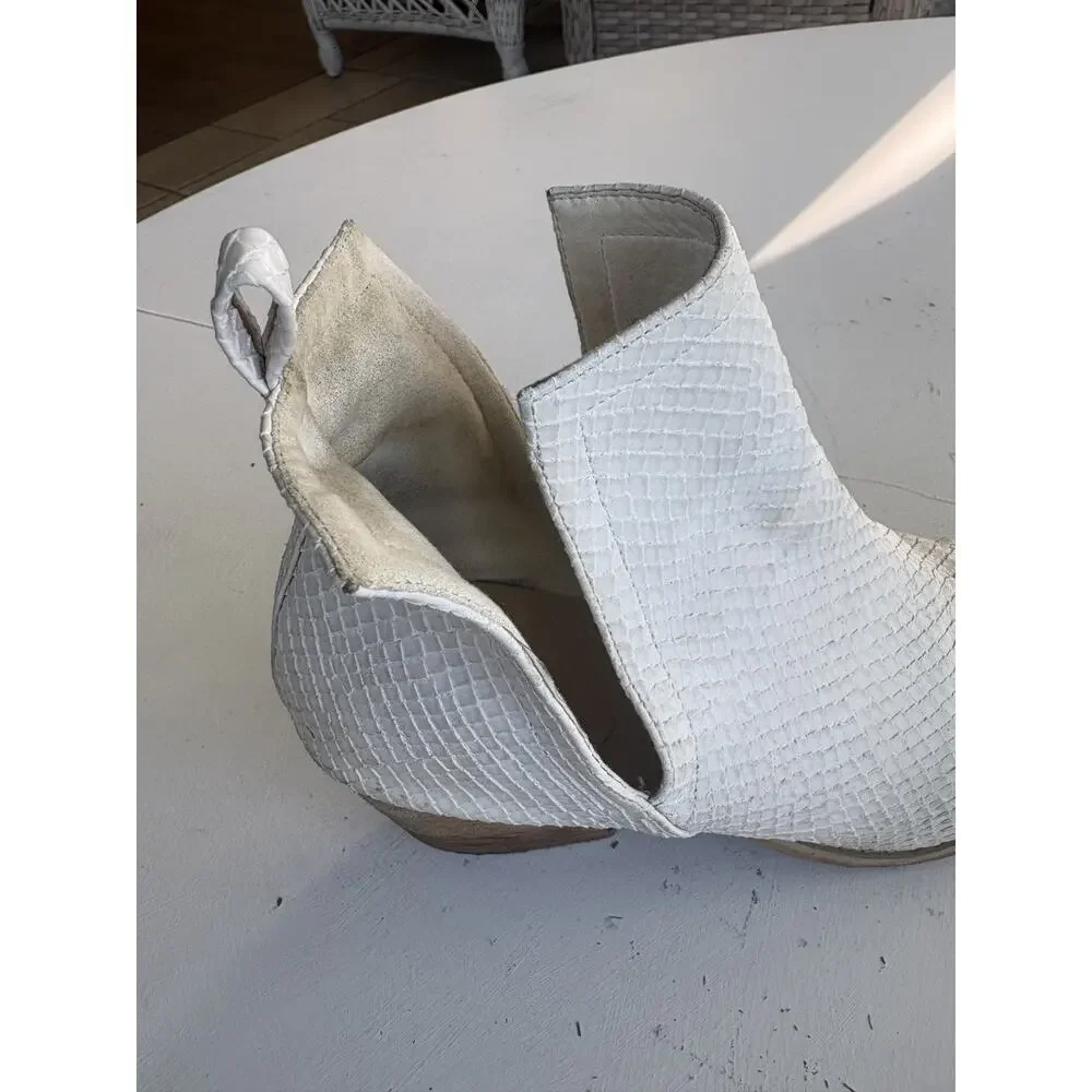 ARIDER GIRL SNAKE PRINT WOMEN'S ANKLE BOOTS Size 8 White Dress Boot